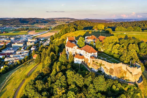 Vue aérienne du château de Lenzburg à Argovie, Suisse