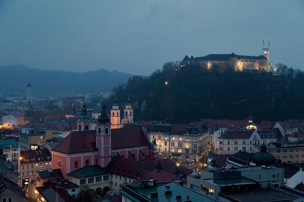 Vue aérienne du château de Ljubljana au crépuscule