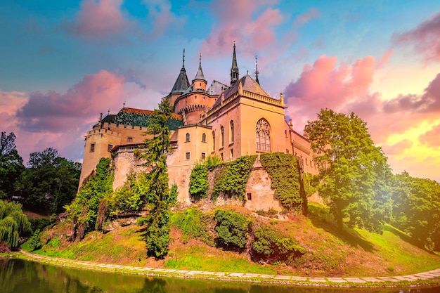 Photo vue aérienne du château médiéval de bojnice patrimoine de l'unesco en slovaquie slovaquie concept de voyage paysage château romantique