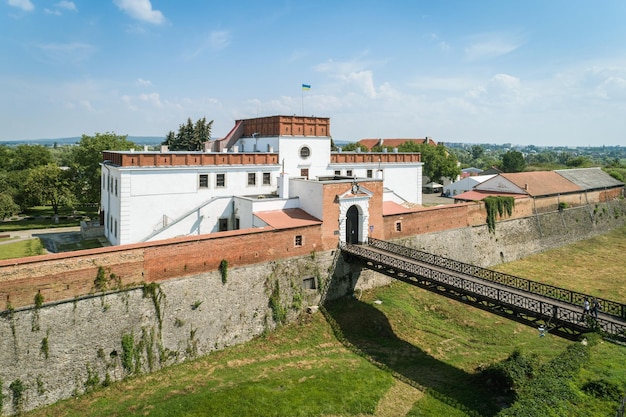 Vue aérienne du château médiéval de Dubno à la ville de Dubno dans la région de Rivne en Ukraine