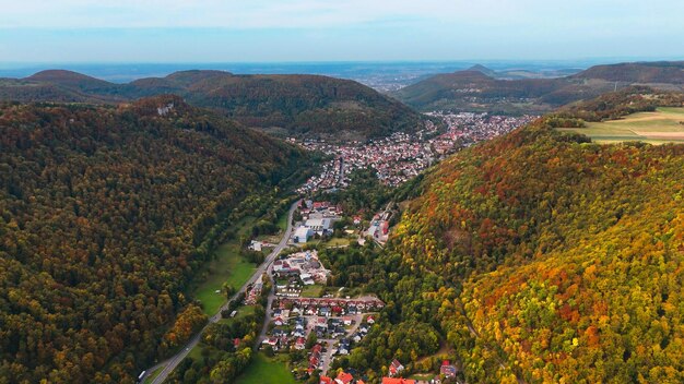 Vue aérienne du château médiéval de Lichtenstein sur la montagne à l'automne Baden-Württemberg Allemagne