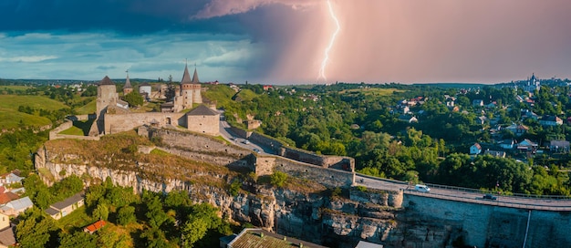 Vue aérienne du château médiéval en pierre romantique au sommet de la montagne