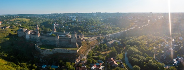 Vue aérienne du château médiéval en pierre romantique au sommet de la montagne