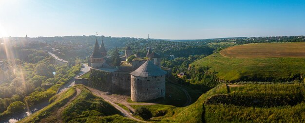 Vue aérienne du château médiéval en pierre romantique au sommet de la montagne