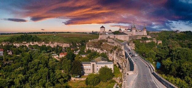 Vue aérienne du château médiéval en pierre romantique au sommet de la montagne