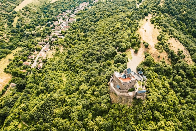 Vue aérienne du château médiéval en ruine de Holloko, site du patrimoine mondial de l'UNESCO en Hongrie Château historique dans les montagnes de Hongrie