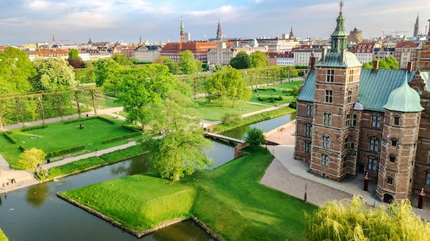 Vue aérienne du château de Rosenborg Slot et beau jardin d'en haut, Kongens Have Park à Copenhague, Danemark