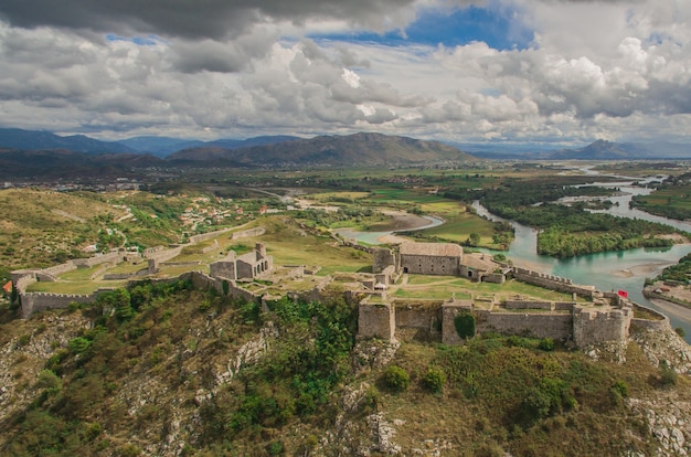 Vue aérienne du château de Rozafa