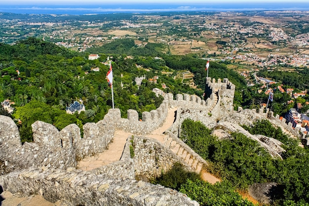 Vue aérienne du château de Sintra avec la ville de Lisbonne en arrière-plan.