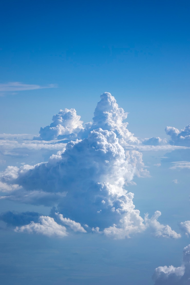 Photo vue aérienne du ciel bleu clair avec de gros cumulus illuminés de faisceaux ensoleillés, placez le texte pour le fot. concept de voyage et de tourisme.