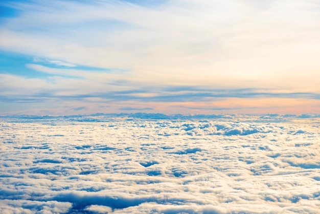 Vue aérienne du ciel bleu avec des couches de cumulus blancs moelleux et de cirrus