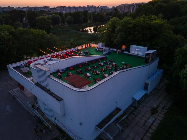 Vue aérienne du cinéma en plein air sur le toit de l'espace de copie du bâtiment