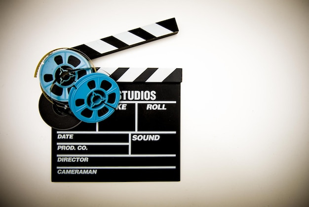 Vue aérienne du clapboard et de la bobine de film