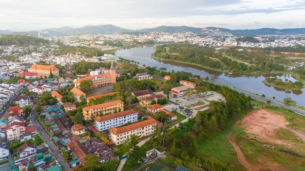 Photo vue aérienne du collège pédagogique de da lat dans la ville de da lat près du lac xuan huong le matin ville touristique dans le vietnam développé voyage et concept de paysage