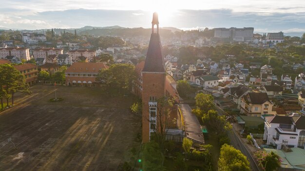 Photo vue aérienne du collège pédagogique de da lat dans la ville de da lat près du lac xuan huong le matin ville touristique dans le vietnam développé voyage et concept de paysage