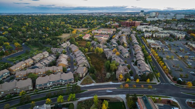 Vue aérienne du complexe d'appartements à l'automne.