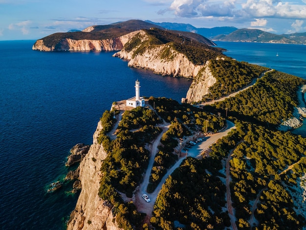 Vue aérienne du concept de voyage en voiture phare de lefkada