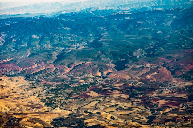 Vue aérienne du continent africain avec des chaînes de montagnes