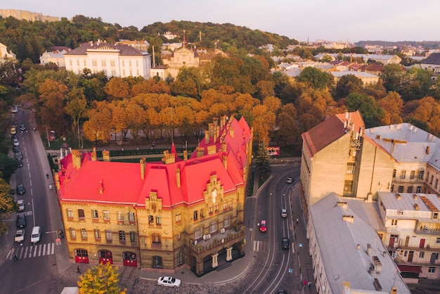 Vue aérienne du coucher du soleil au-dessus de la ville européenne