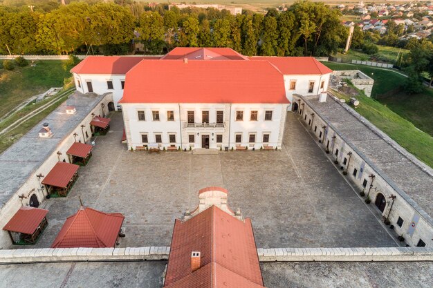 Vue aérienne du coucher du soleil d'un château de Zbarazh dans la ville de Zbarazh Région de Ternopil Ukraine