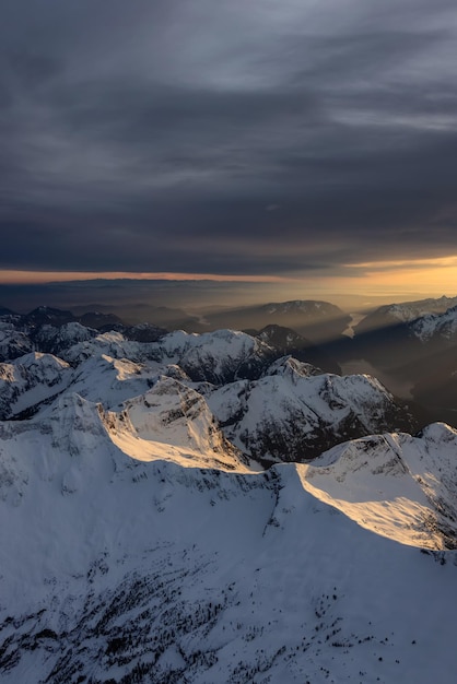 Vue aérienne du coucher du soleil du paysage des Rocheuses canadiennes