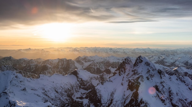 Vue aérienne du coucher du soleil du paysage des Rocheuses canadiennes