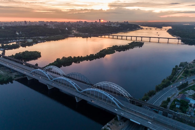 Vue aérienne du coucher du soleil sur un pont Darnitsky à Kyiv Ukraine