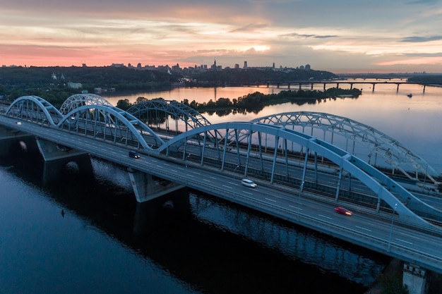 Vue aérienne du coucher du soleil sur un pont Darnitsky à Kyiv Ukraine