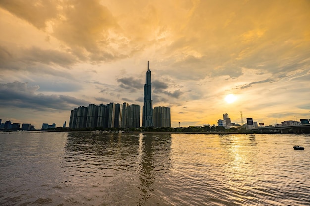 Vue aérienne du coucher de soleil au Landmark 81 c'est un gratte-ciel super haut et le pont de Saigon avec des bâtiments de développement le long de la rivière Saigon Bitexco et le pont Ba Son paysage urbain