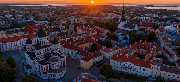 Vue aérienne du coucher de soleil de la cathédrale Alexandre Nevski, une cathédrale orthodoxe dans la vieille ville de Tallinn, en Estonie.
