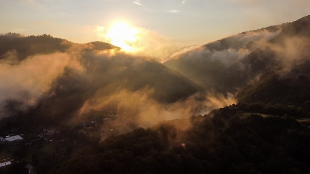 Vue aérienne du coucher de soleil dans les montagnes Apuseni en Roumanie.