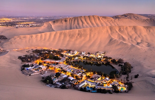 Vue aérienne du coucher de soleil sur l'oasis de Huacachina au Pérou