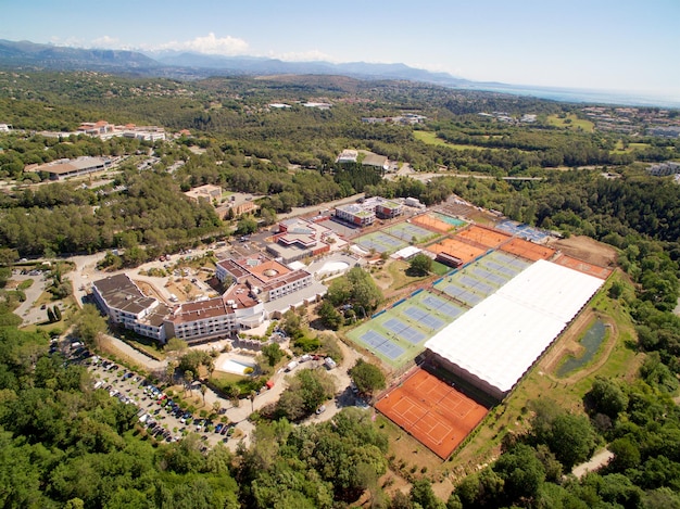 Vue aérienne du court de tennis du sud de la France