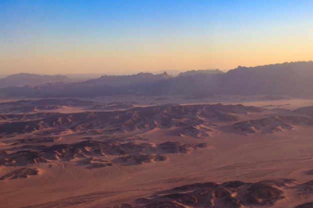 Vue aérienne du désert d'Arabie et de la chaîne de montagnes des collines de la mer Rouge près d'Hurghada en Égypte Vue d'avion