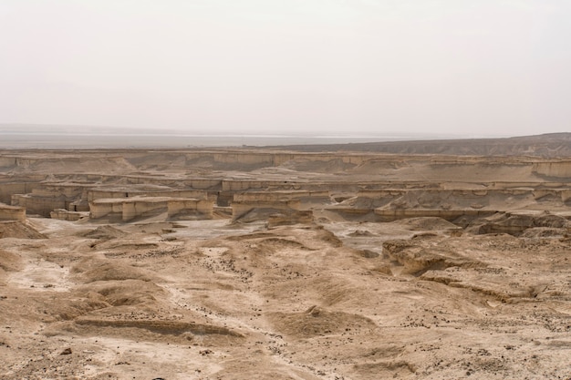 Vue aérienne du désert de Judée situé sur la rive ouest du Jourdain. Rive déserte de la mer morte. L'arrière-plan du désert. Canyon pierreux de sable dans le désert. Une terre stérile