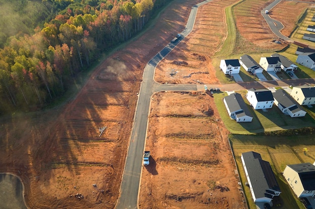 Vue aérienne du développement immobilier avec des maisons familiales bien situées en construction dans la banlieue des Carolines Concept de banlieue américaine en pleine croissance