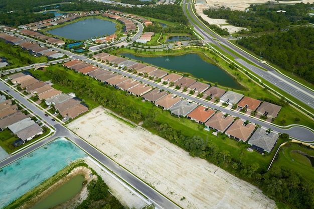Vue aérienne du développement immobilier avec des maisons familiales étroitement situées en construction en Floride dans une zone de banlieue fermée Concept de la croissance des banlieues américaines