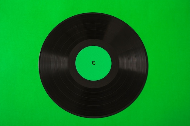 Vue aérienne du disque vinyle sur fond vert