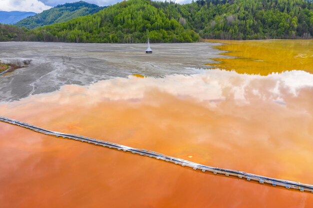 Vue aérienne du drainage acide de la mine d'eau rouge colorée de la mine de cuivre Geamana Rosia Montana Roumanie