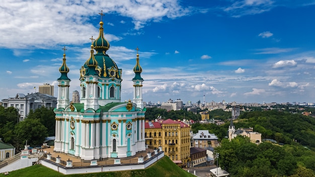 Vue aérienne du drone aérien de l'église Saint-André et de la rue Andreevska, paysage urbain du quartier de Podol, ville de Kiev (Kiev), Ukraine