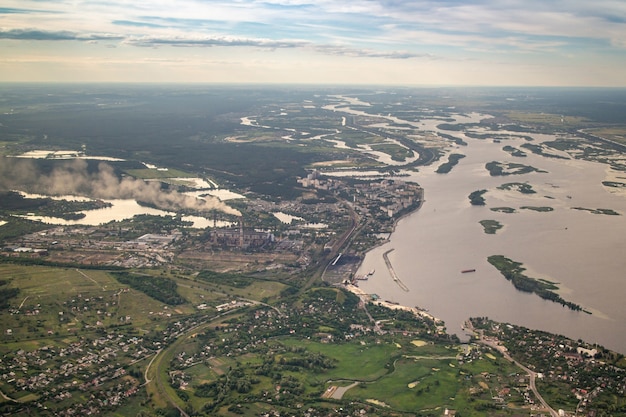 Vue aérienne du drone du paysage rural d'été par une journée ensoleillée