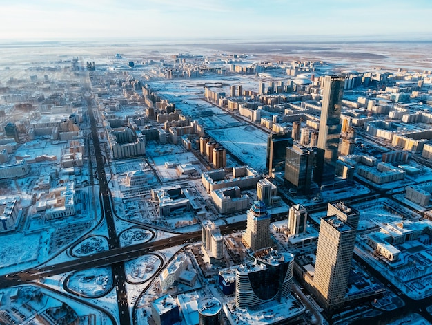 Vue aérienne du drone NurSultan Kazakhstan Qazaqstan centre-ville avec des gratte-ciel et la tour Baiterek