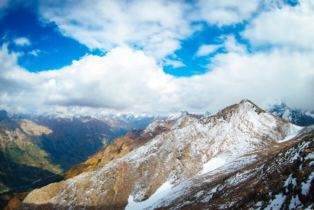 Vue aérienne du drone. Paysages de montagne d'été de Karachay Cherkessia, Dombay, Caucase occidental.