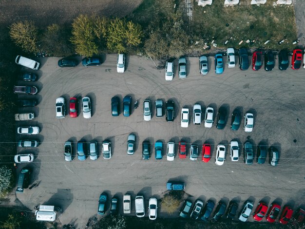 Vue aérienne du drone de stationnement pour voitures