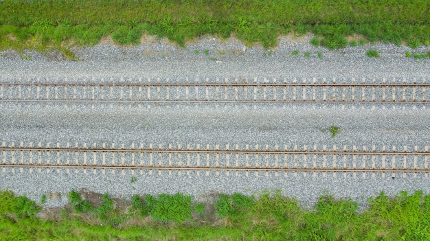 Vue aérienne du drone volant des voies ferrées