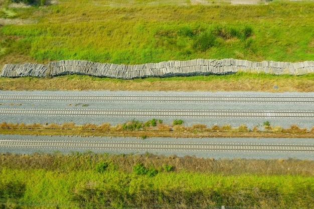 Vue aérienne du drone volant de voies ferrées