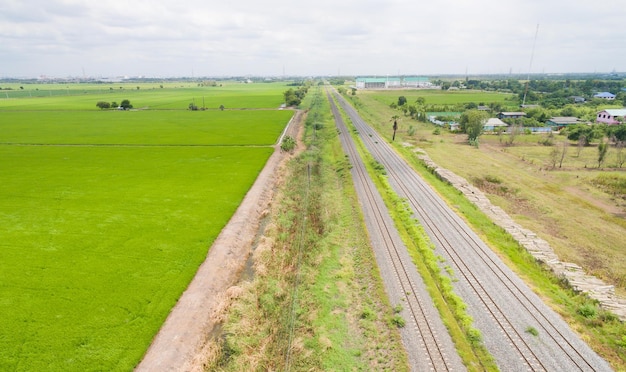 Vue aérienne du drone volant de voies ferrées