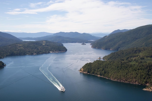 Vue aérienne du ferry voyageant entre les îles