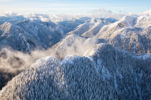 Vue aérienne du fond de la nature canadienne des montagnes avec de la neige