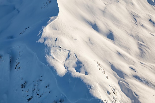 Vue aérienne du fond de la nature canadienne des montagnes avec de la neige